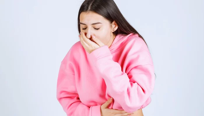 nina-tosiendo-o-vomitando-debido-al-embarazo